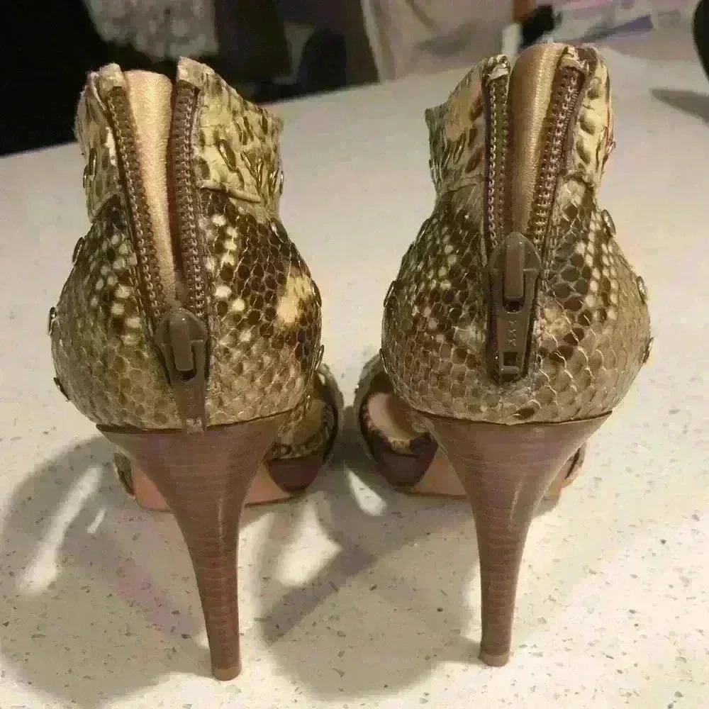 Stuart Weitzman Roccia Serpent Leather Pumps - Picture 3 of 12